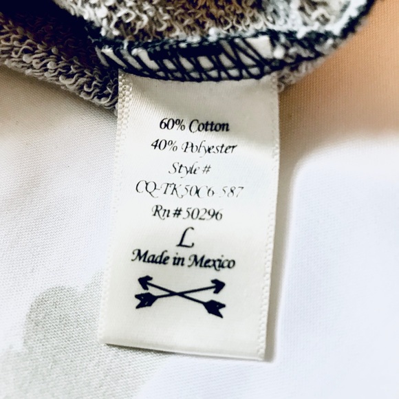 Open-Back Breathable Sweatshirt
L (Juniors) - Picture 6 of 7